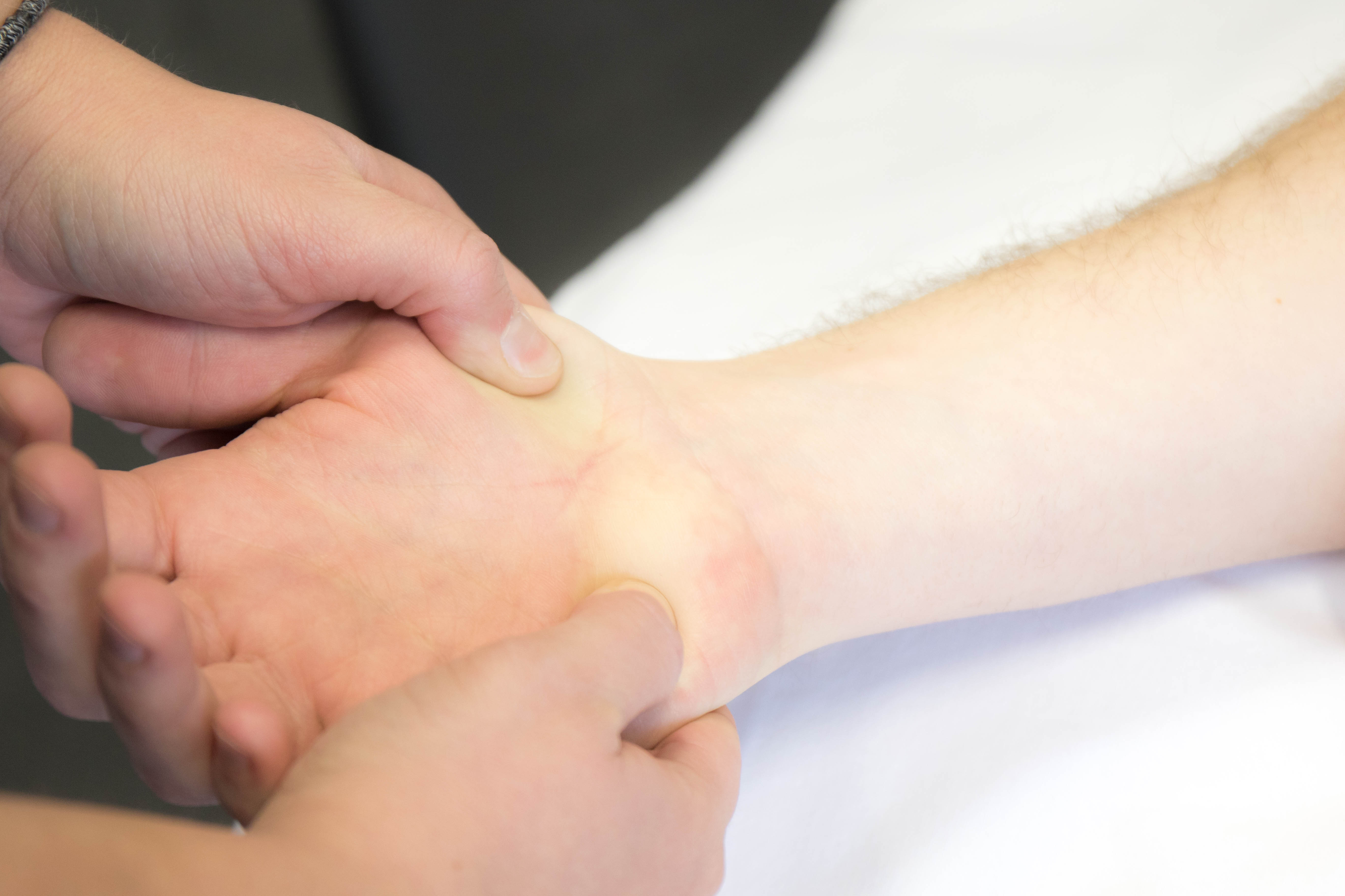 how-to-treat-a-broken-finger-all-pro-orthopedics-sports-medicine